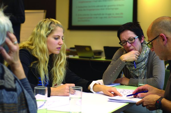 Equipo diverso colaborando en una empresa que apuesta por la inclusión laboral y la neurodiversidad